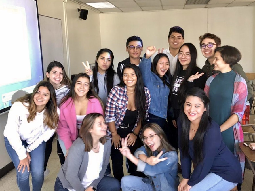 Anna y Luis con sus compañeros el primer día de clases