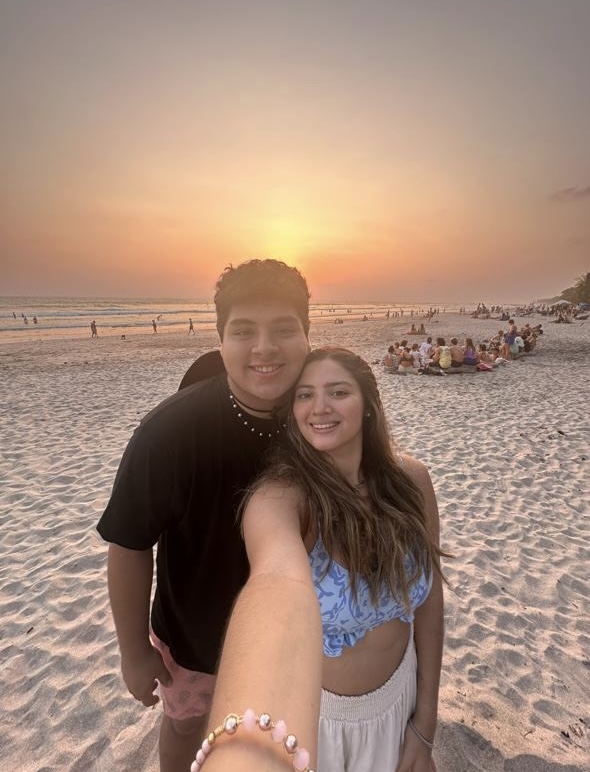 Annabella y Luis caminando en la playa
