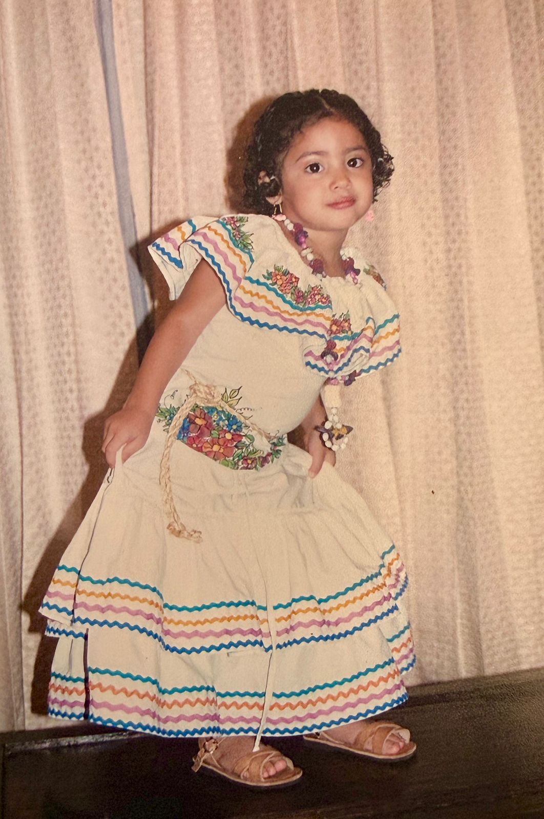 Anna de niña con un vestido tradicional