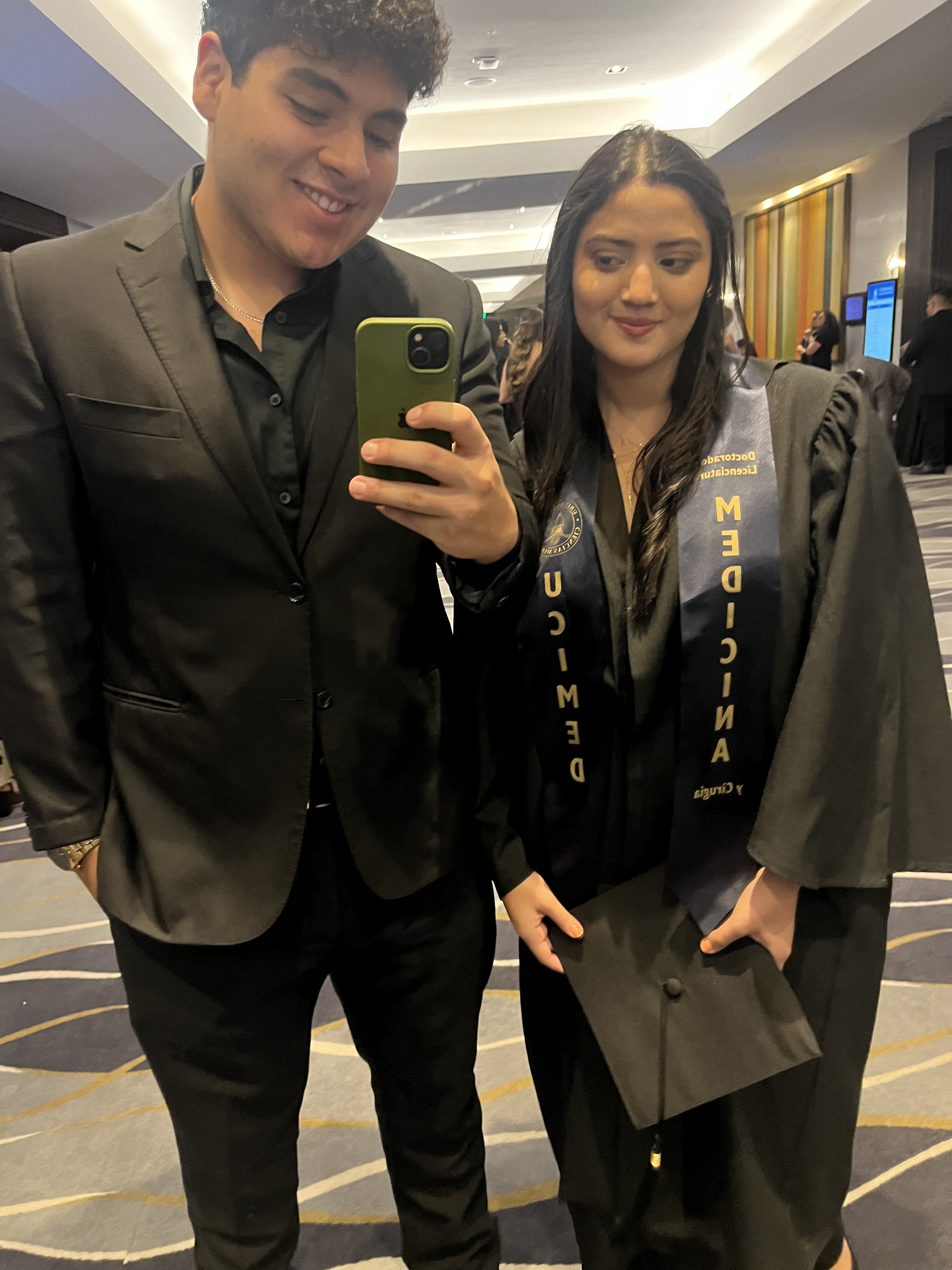 Anna y Luis celebrando la graduación