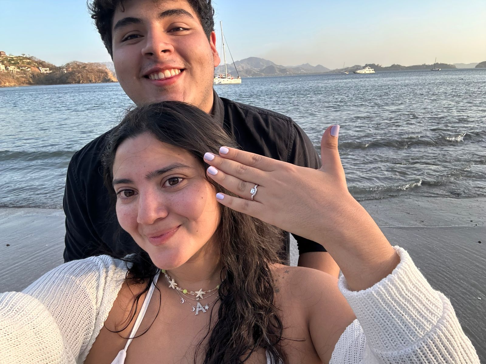 Anna y Luis celebrando su compromiso junto al mar